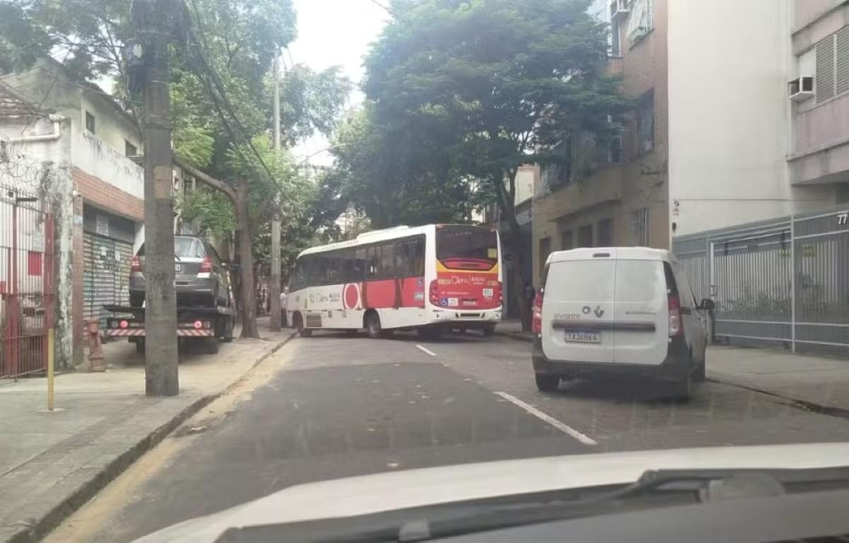 Criminosos tomaram ônibus na Rua Campos da Paz, no bairro Rio Comprido Foto Reprodução