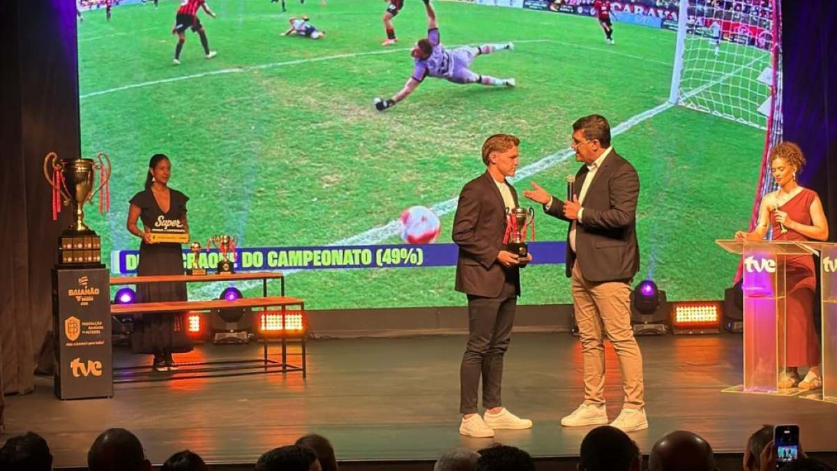 Dell recebendo prêmio de craque do Baianão 2026