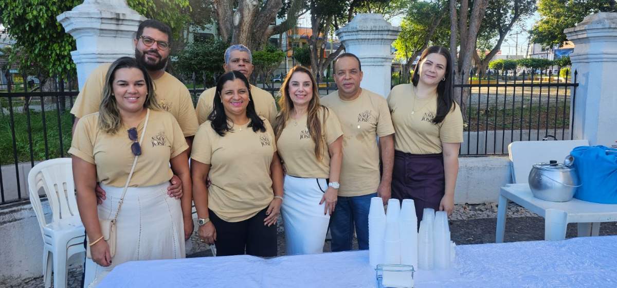 Equipe responsável pela distribuição do mingau 