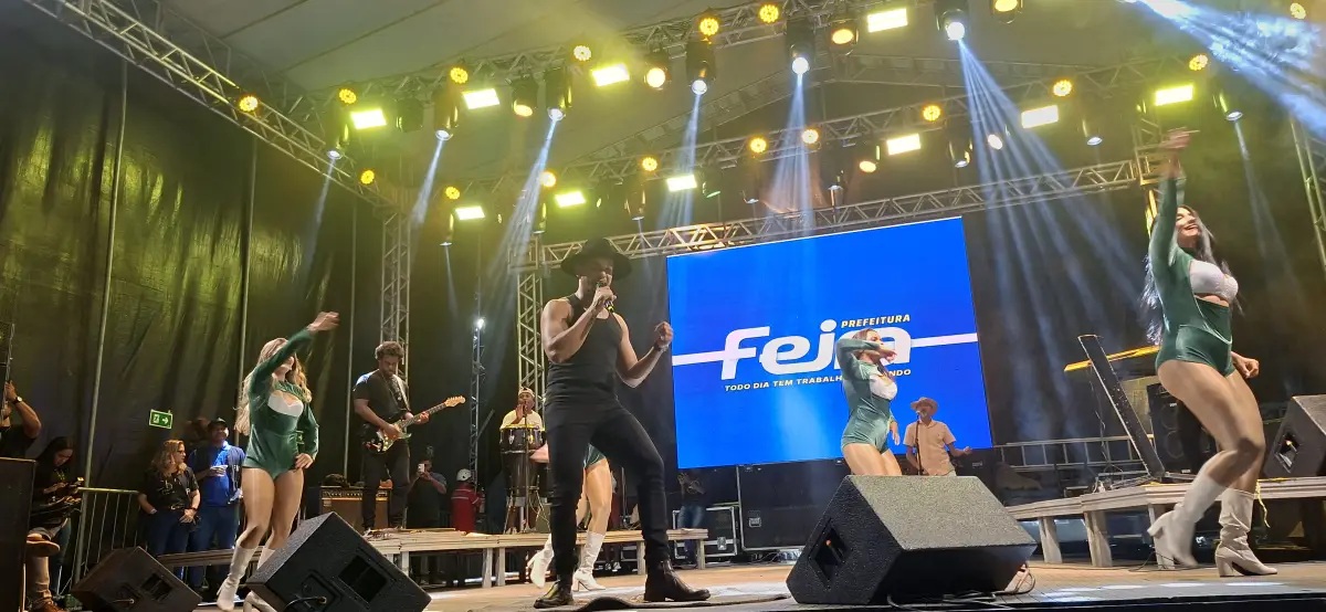 Romantismo de Silvano Salles marca abertura da 12ª Festa de Emancipação da Matinha