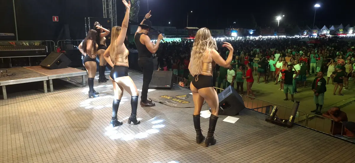 Romantismo de Silvano Salles marca abertura da 12ª Festa de Emancipação da Matinha