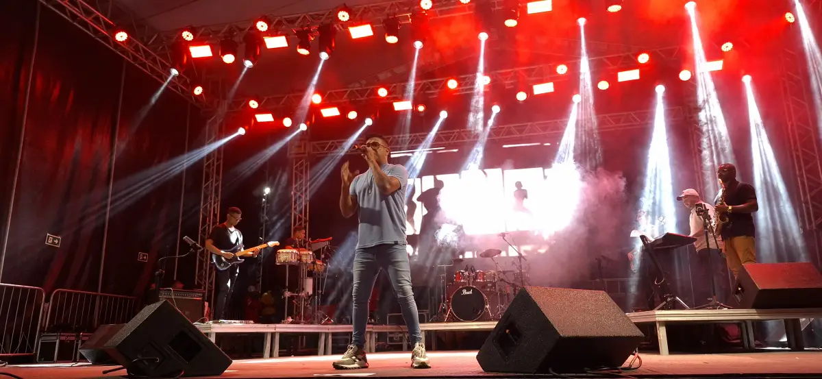 Romantismo de Silvano Salles marca abertura da 12ª Festa de Emancipação da Matinha