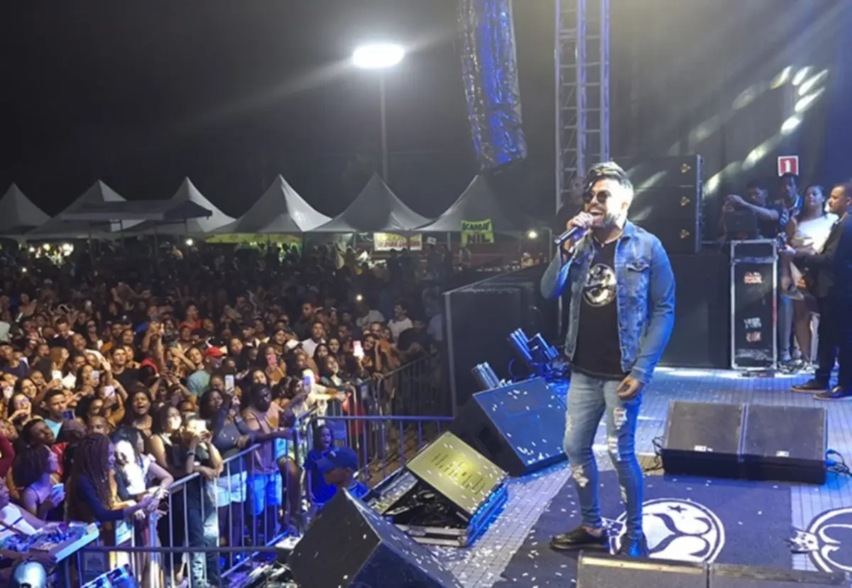 Romantismo de Silvano Salles marca abertura da 12ª Festa de Emancipação da Matinha