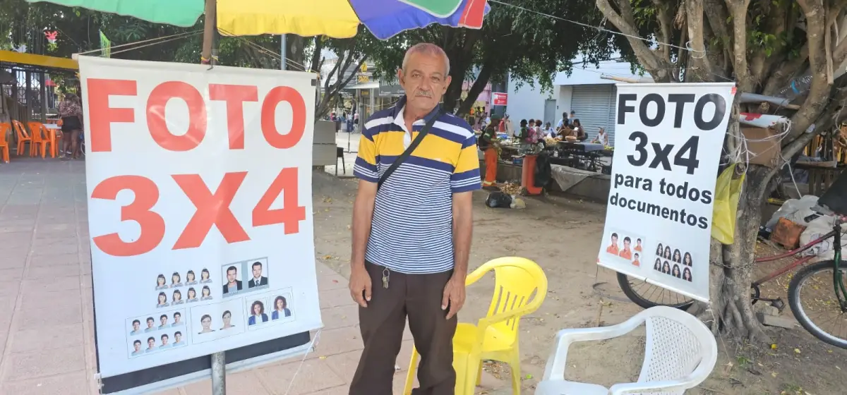 Prefeito se reúne com fotógrafos do Lambe-Lambe e sinaliza apoio à preservação da tradição na Praça Bernardino Bahia