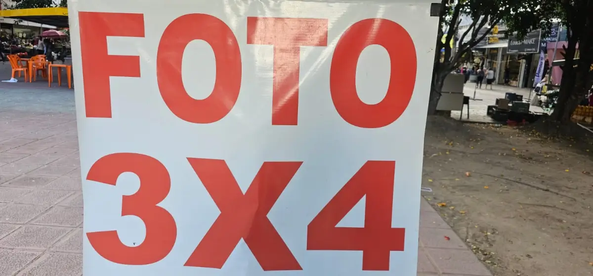 Prefeito se reúne com fotógrafos do Lambe-Lambe e sinaliza apoio à preservação da tradição na Praça Bernardino Bahia