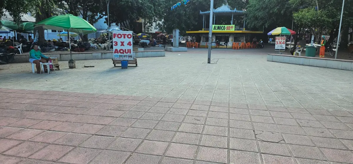 Prefeito se reúne com fotógrafos do Lambe-Lambe e sinaliza apoio à preservação da tradição na Praça Bernardino Bahia