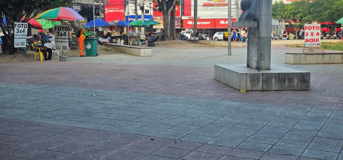 Prefeito se reúne com fotógrafos do Lambe-Lambe e sinaliza apoio à preservação da tradição na Praça Bernardino Bahia