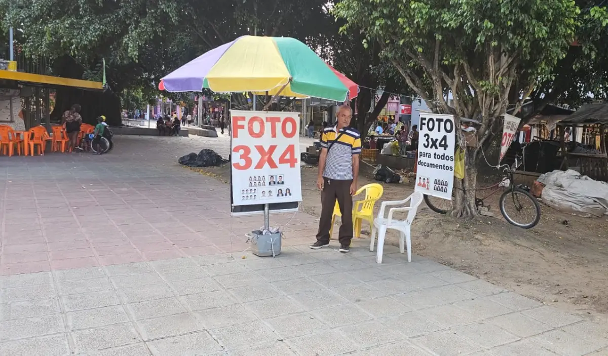 Prefeito se reúne com fotógrafos do Lambe-Lambe e sinaliza apoio à preservação da tradição na Praça Bernardino Bahia