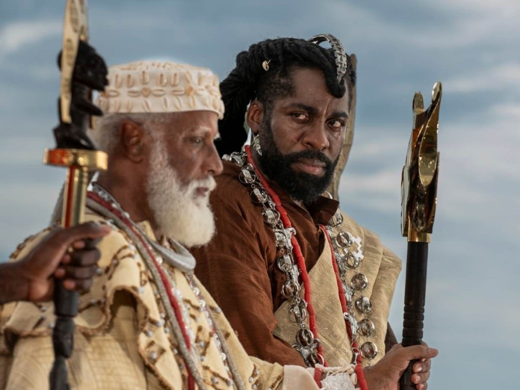 Chinua (Hilton Cobra) ao lado do vilão Jendal (Lázaro Ramos)