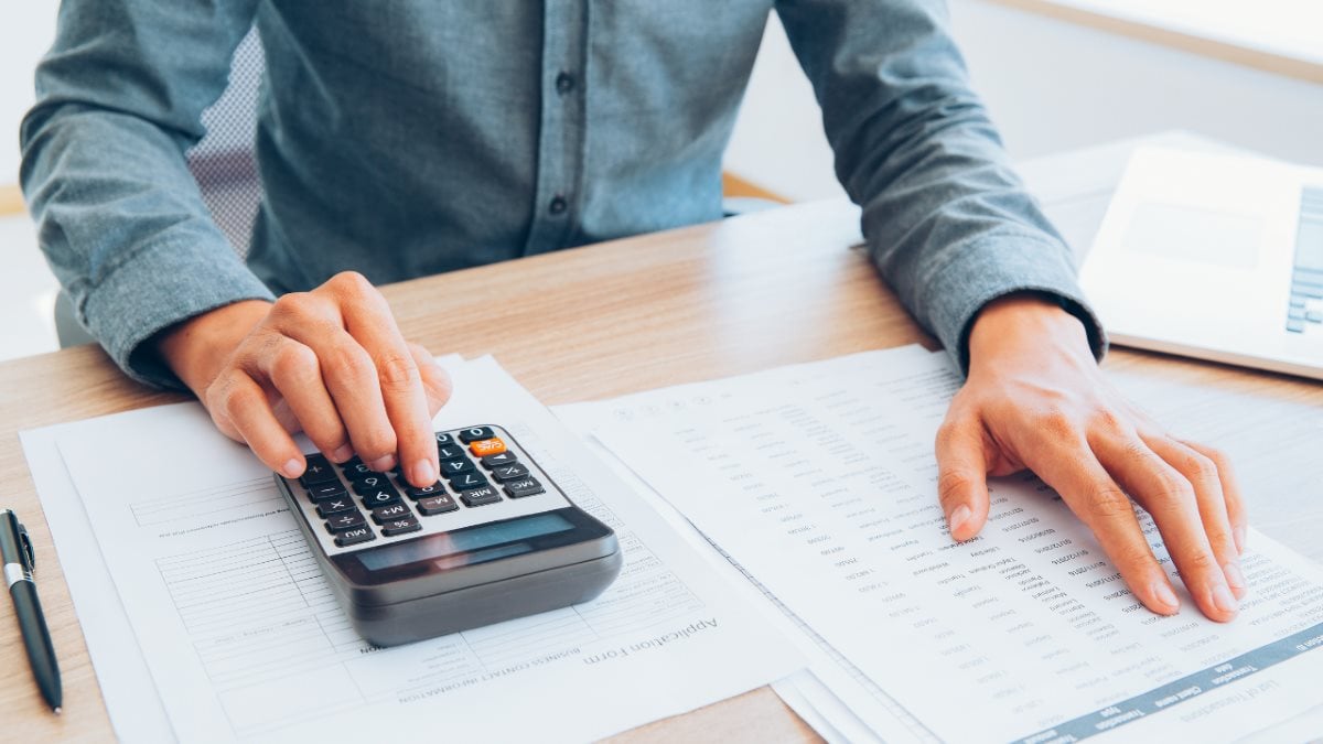 Homem com calculadora