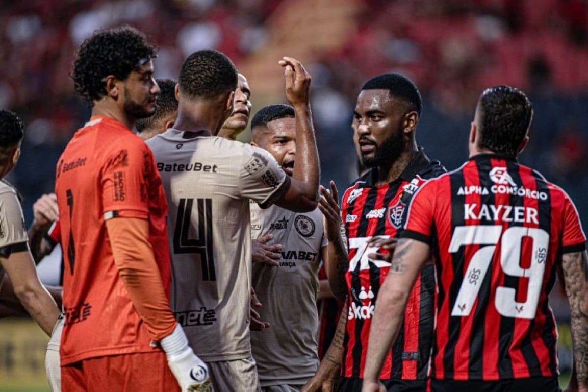 Jogadores de Vitória e Jacuipense discutem no Barradão