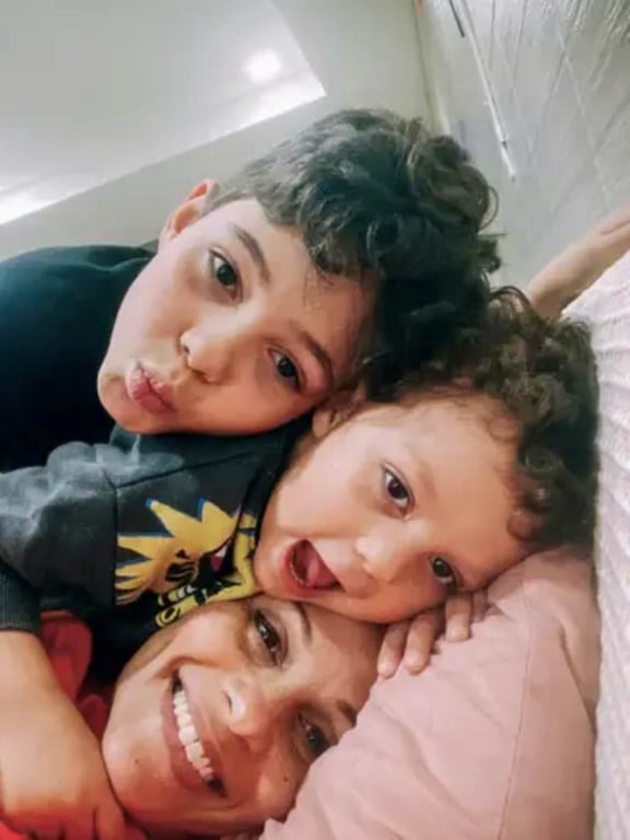 Julianna Passos e os filhos Bernardo e Adam