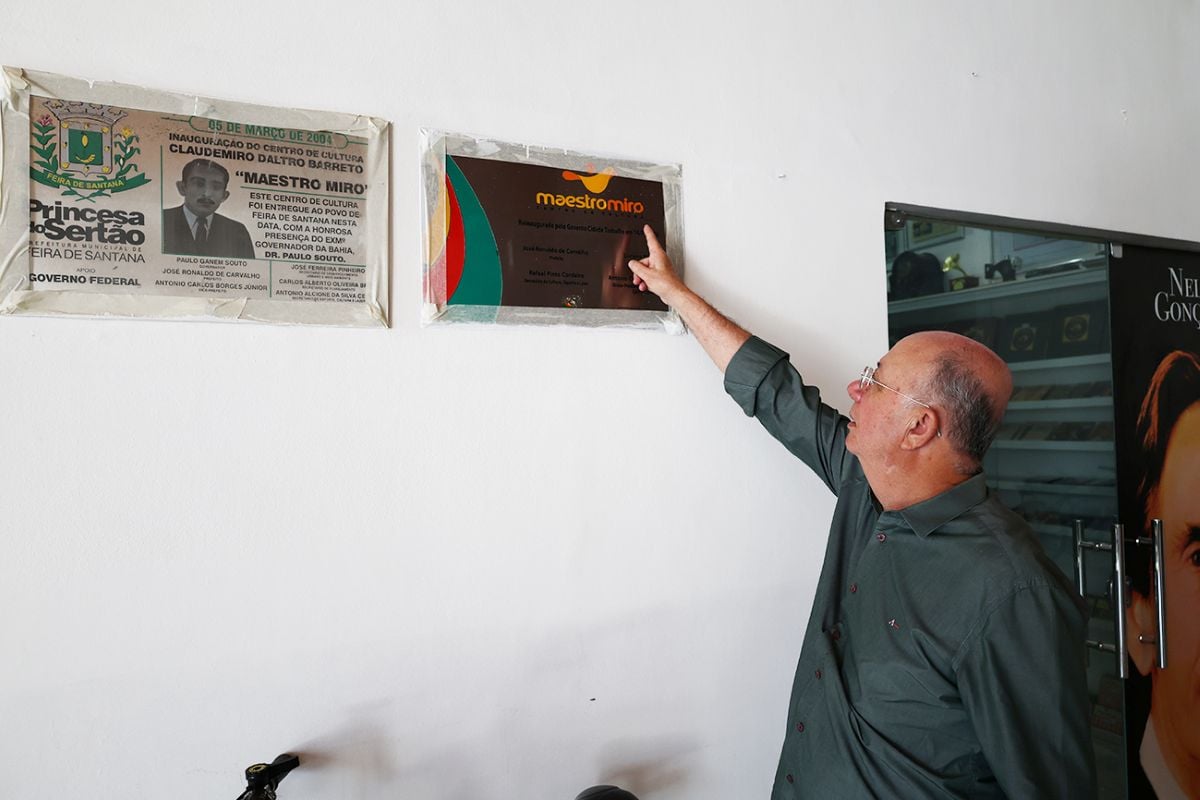 Prefeito José Ronaldo no Centro de Cultura Maestro Miro 