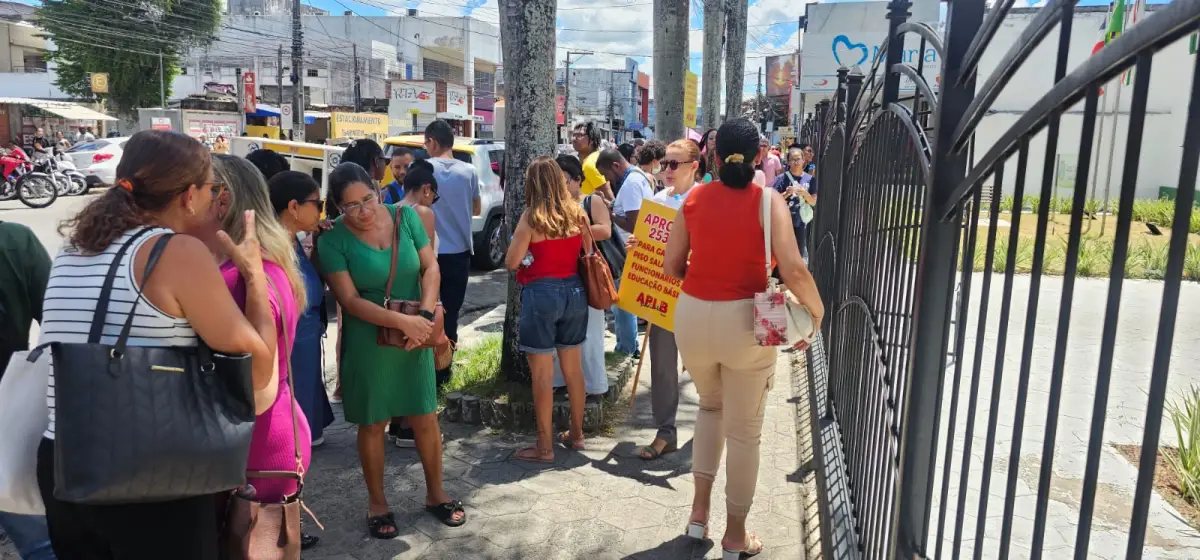 APLB realiza manifestação na Câmara de Feira; professores devem relatar situação na Tribuna Livre nesta quinta (19)