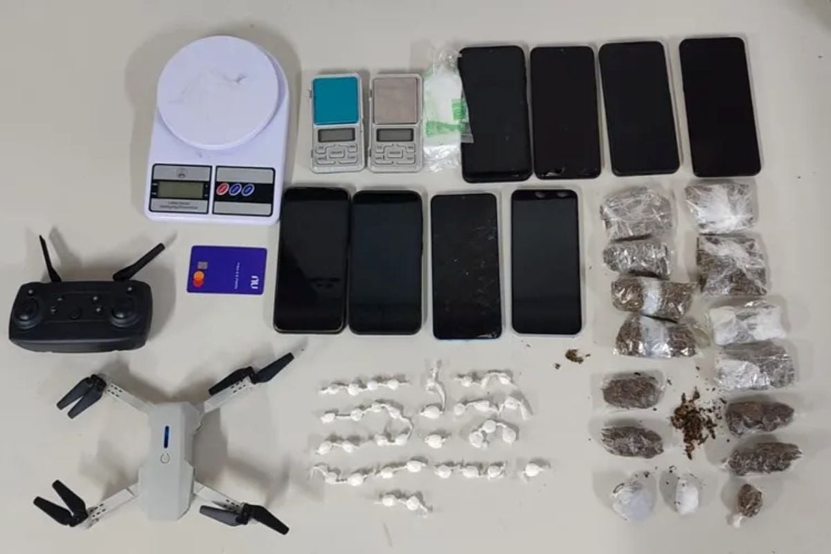 Sete menores são encontrados em casa com drogas