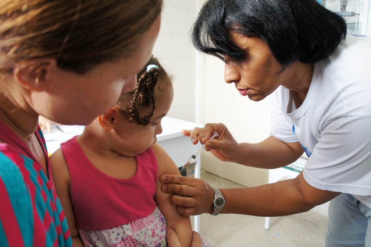 Bahia inicia distribuição de vacina contra a influenza para municípios