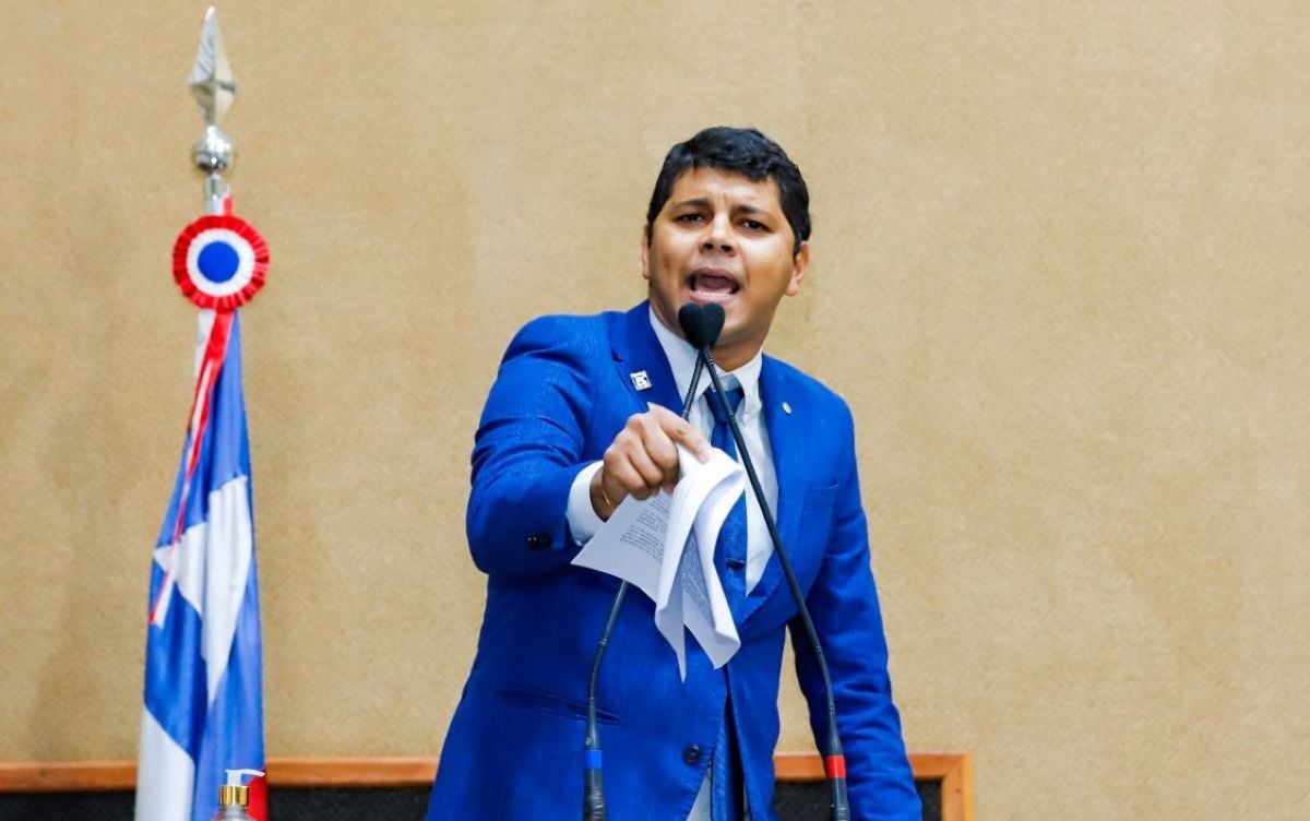 Protocolada por Diego Castro, AL-BA aprova audiência para discutir condições de presos baianos do 8 de janeiro