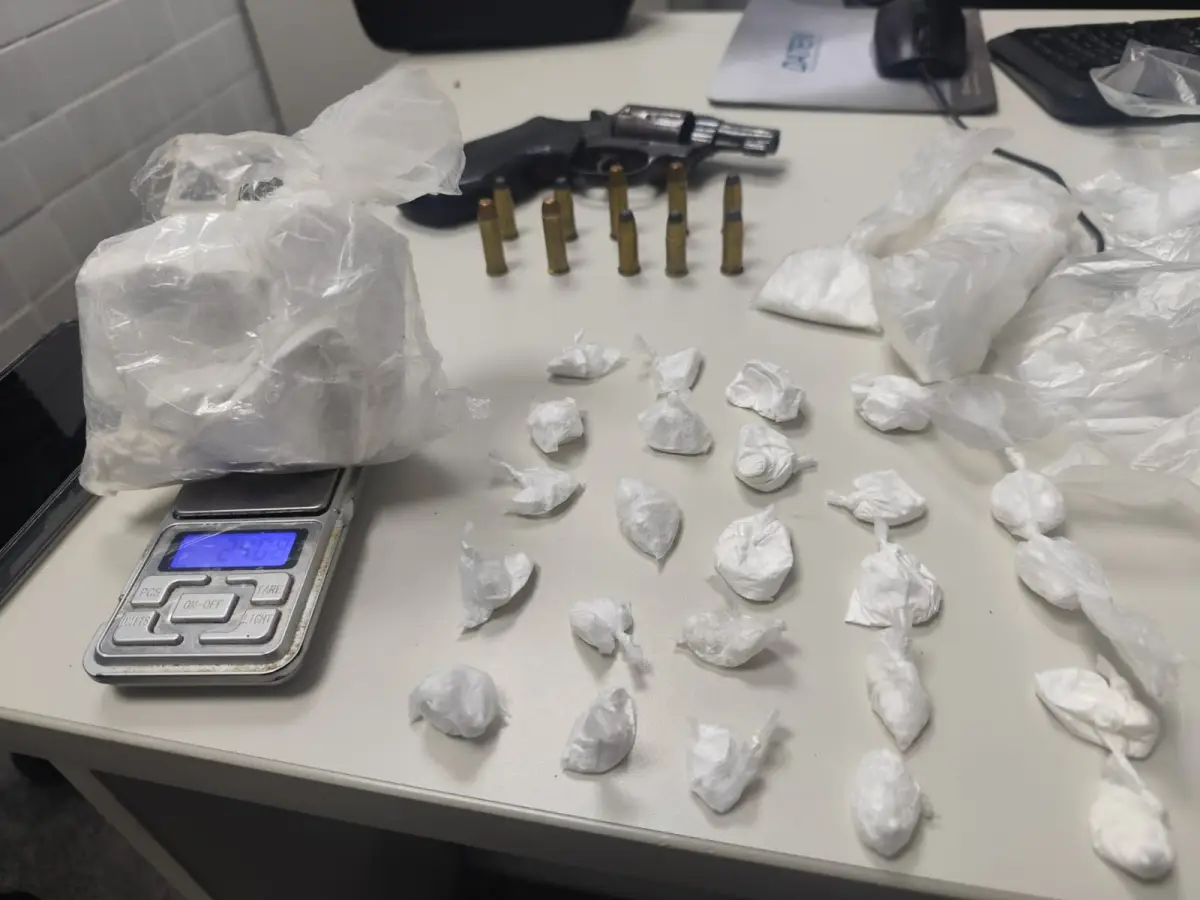 Suspeito é detido com arma e drogas no conjunto Feira VII, em Feira de Santana