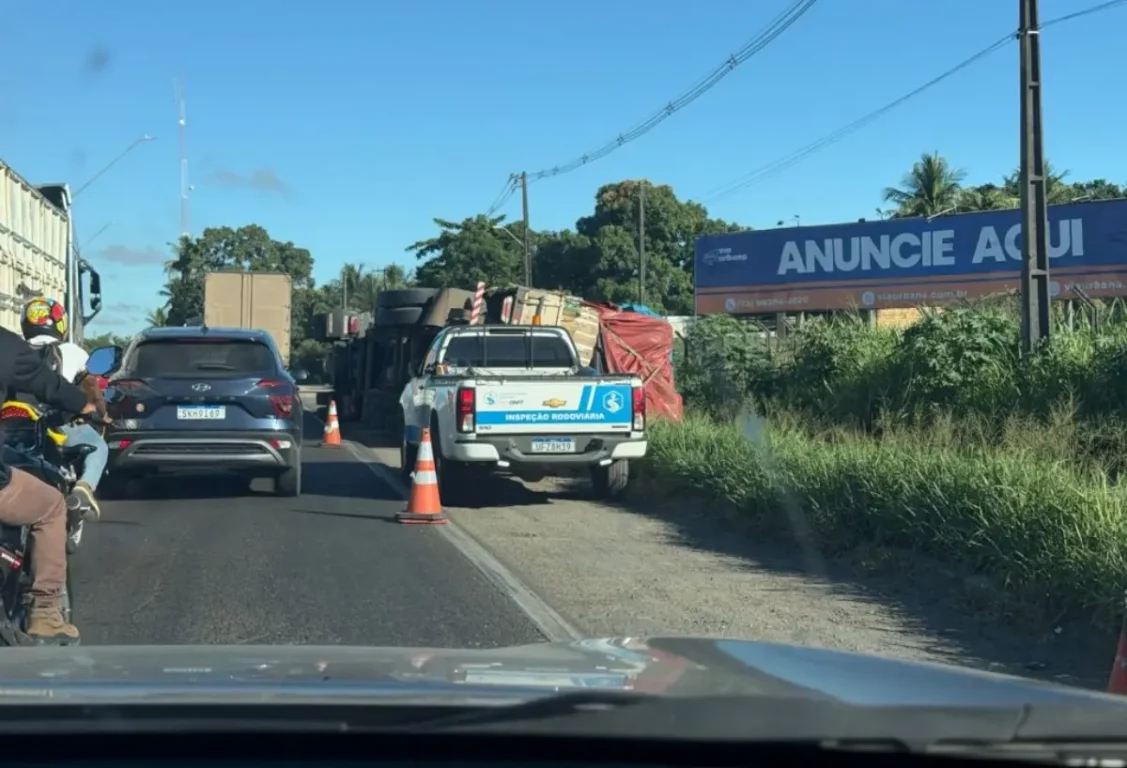 Caminhão tomba na BR-324 próximo a Feira de Santana