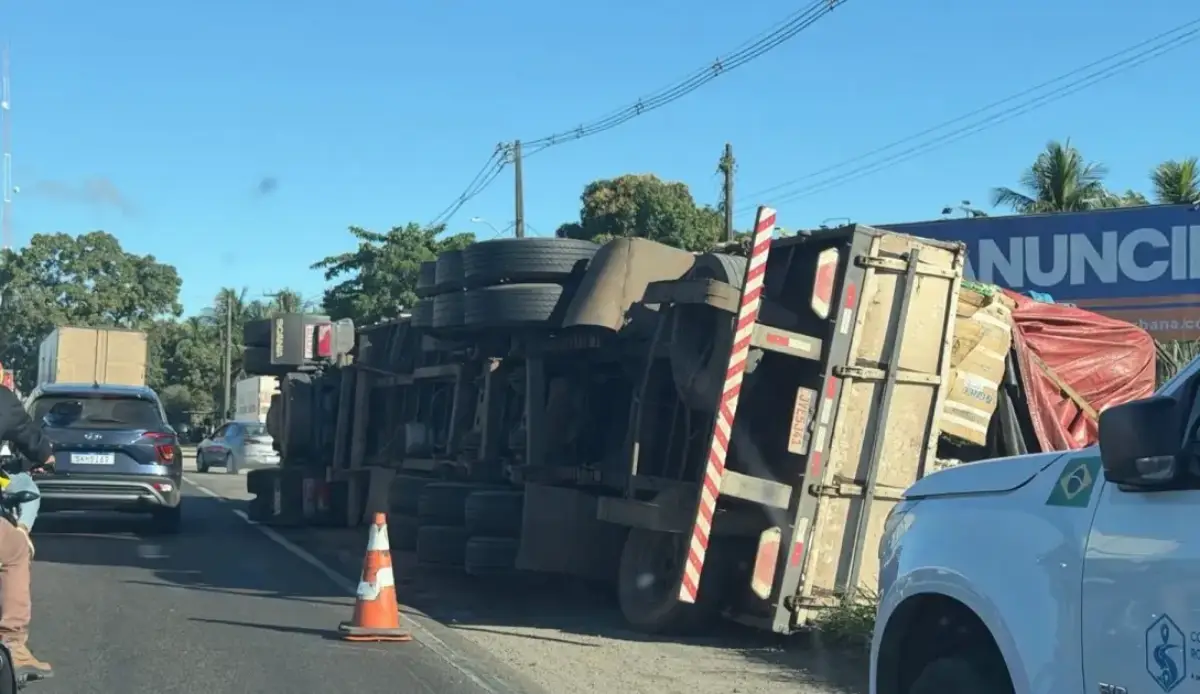 Caminhão tomba na BR-324 próximo a Feira de Santana