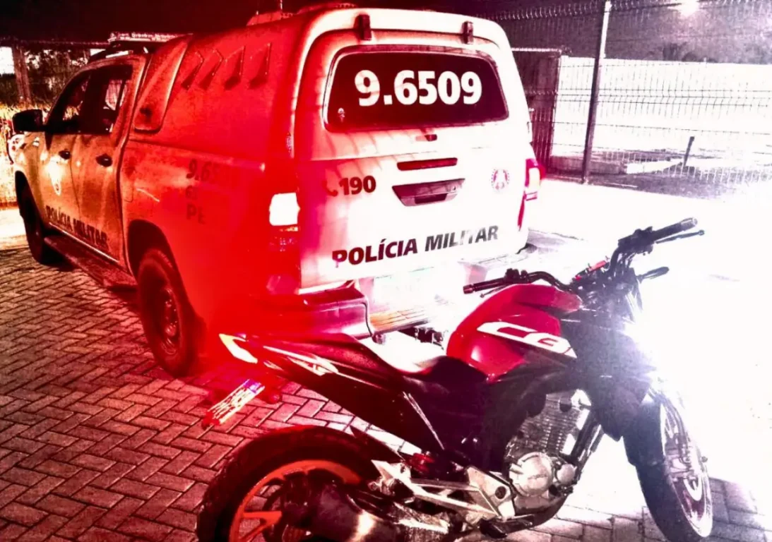 Polícia Militar apreende arma, drogas e moto no Jardim Cruzeiro e recupera motocicleta roubada no George Américo