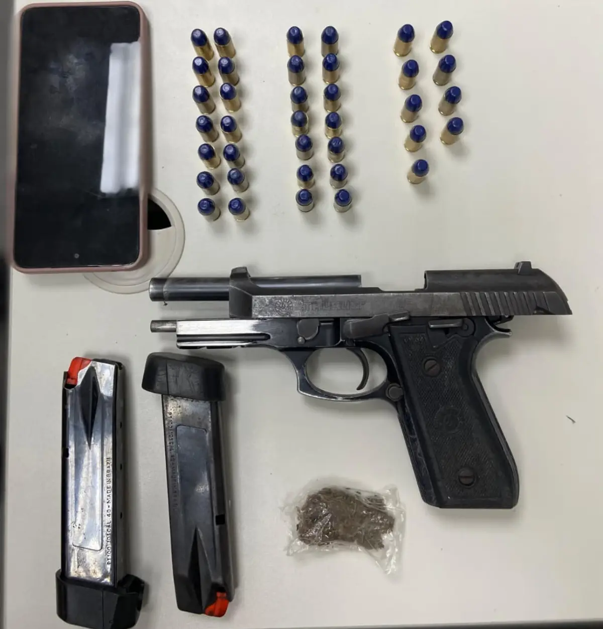 Homem com tornozeleira eletrônica é preso com pistola durante ação da PM em Feira de Santana