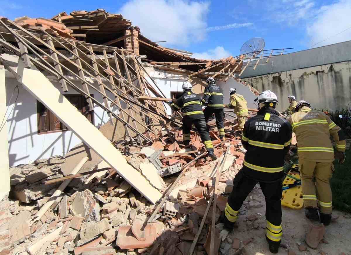 Bombeiros do 20º BBM resgatam homem com vida após desabamento de telhado em Bom Jesus da Lapa