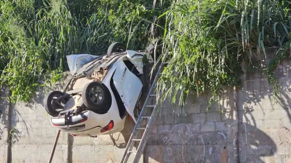 Carro cai de prédio em Salvador