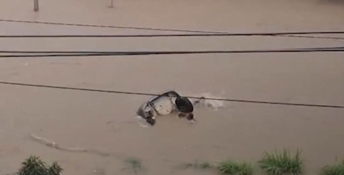 Carro sendo arrastado