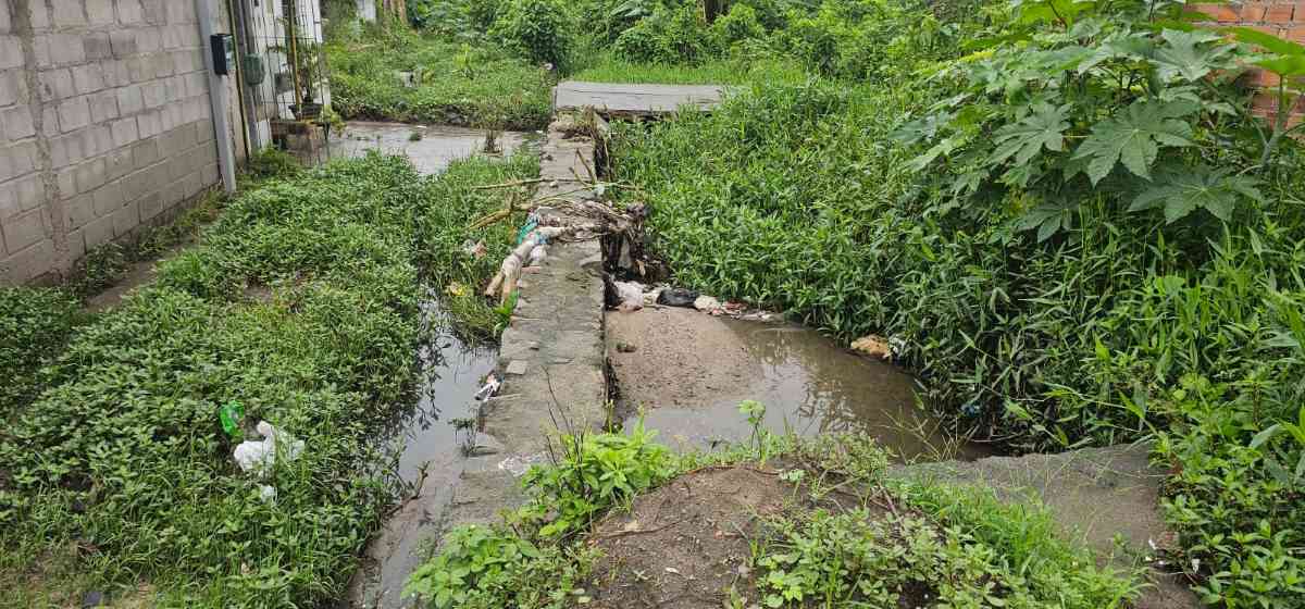 córrego entupido, no Liberdade
