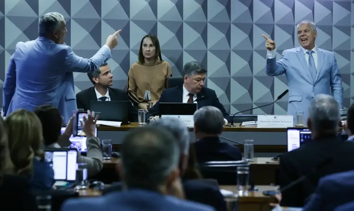 Ex-presidente do INSS, Alessandro Stefanutto, se nega a responder perguntas de relator da CPI 