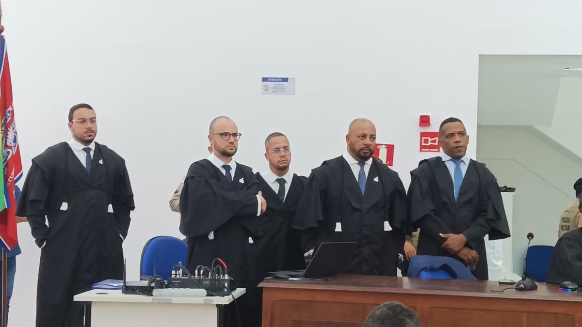 Felipe Carvalho, Rafael Esperidião, Perón Vitor, Marcos Silva, Danilo Silva advogados de defesa do policial militar acusado de matar o sargento do exército Fabricio da Silva Santos