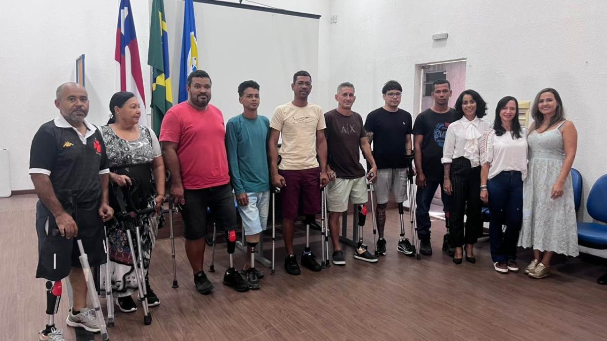 Trabalhadores recebem próteses por meio de programa de reabilitação do INSS em Feira de Santana