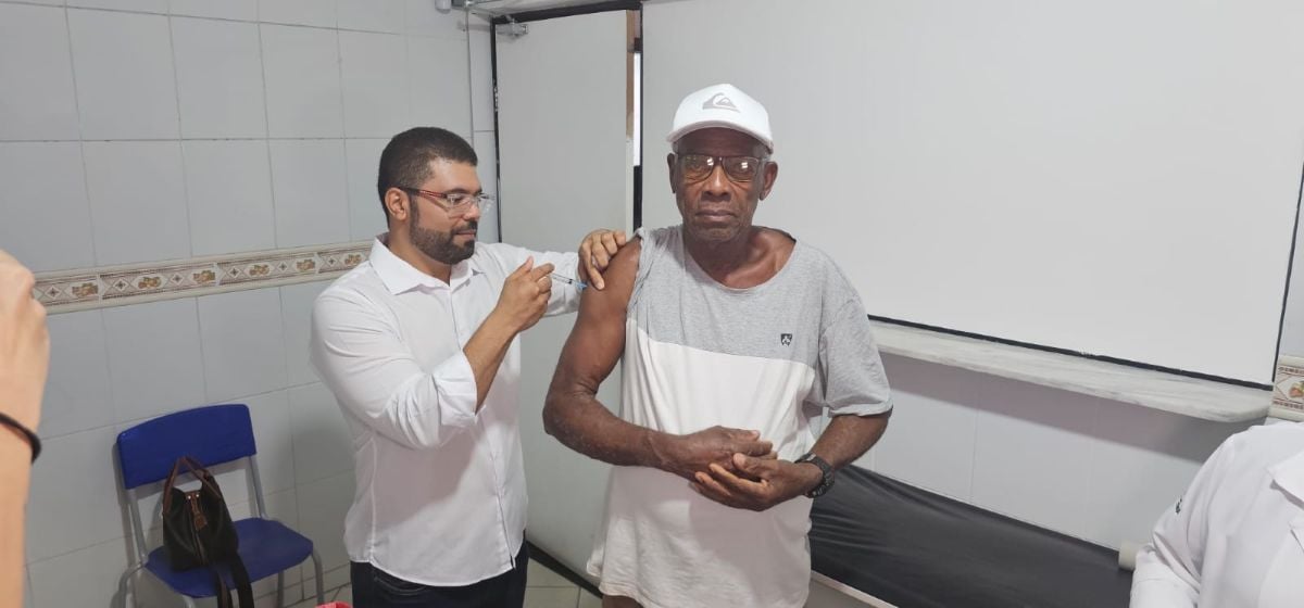 Vacinação O médico Rodrigo Matos, secretário de Saúde de Feira de Santana, aplicando vacina contra a gripe em idoso