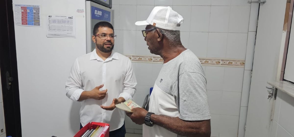 O médico Rodrigo Matos, secretário de Saúde de Feira de Santana, aplicando vacina contra a gripe em idoso
