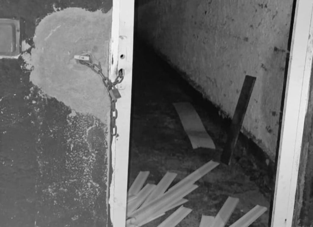 Porta do idoso arrombada