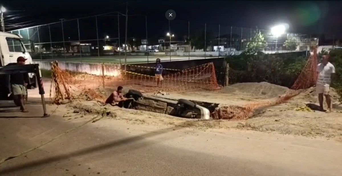 veículo cai em buraco no parque ipe