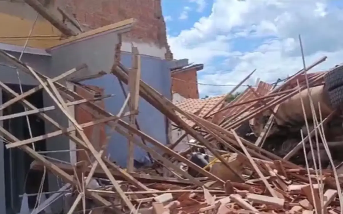 Caminhão desgovernado atingir casas no oeste da Bahia; bebê e criança ficam feridos