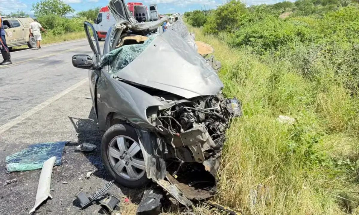 Acidente com carreta bi-trem na BR-242 mata duas pessoas em Rafael Jambeiro