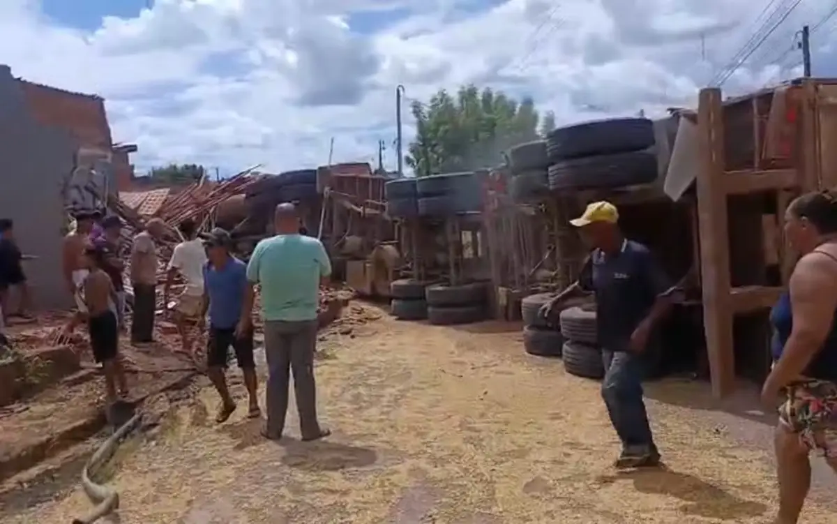 Caminhão desgovernado atingir casas no oeste da Bahia; bebê e criança ficam feridos