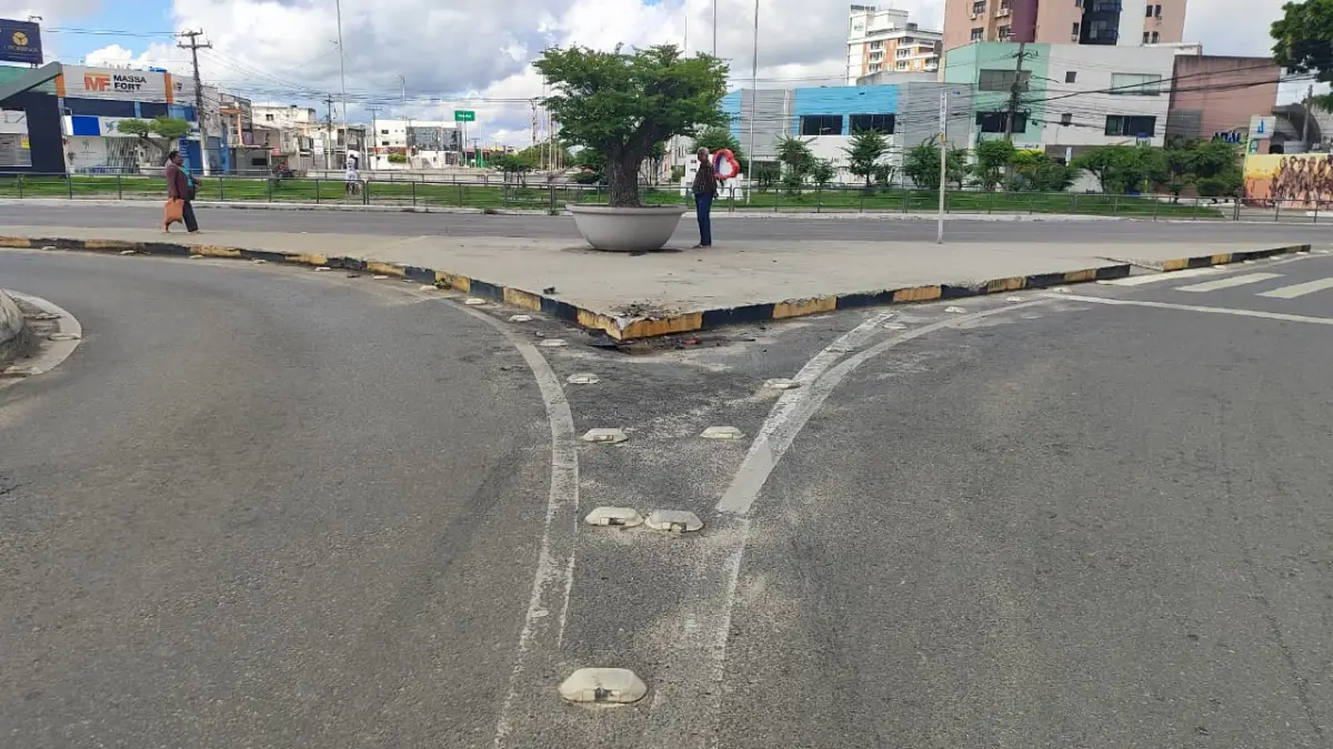 Motorista perde controle de carro e fica ferido após acidente na Avenida Maria Quitéria, em Feira de Santana