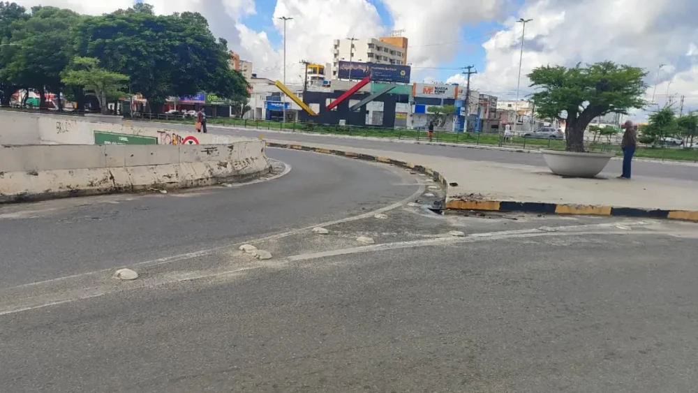 Motorista perde controle de carro e fica ferido após acidente na Avenida Maria Quitéria, em Feira de Santana
