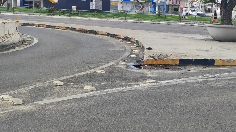 Motorista perde controle de carro e fica ferido após acidente na Avenida Maria Quitéria, em Feira de Santana
