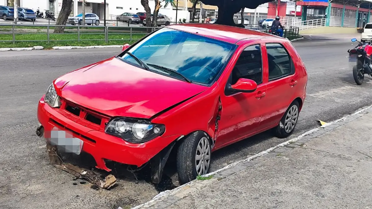 Motorista perde controle de carro e fica ferido após acidente na Avenida Maria Quitéria, em Feira de Santana