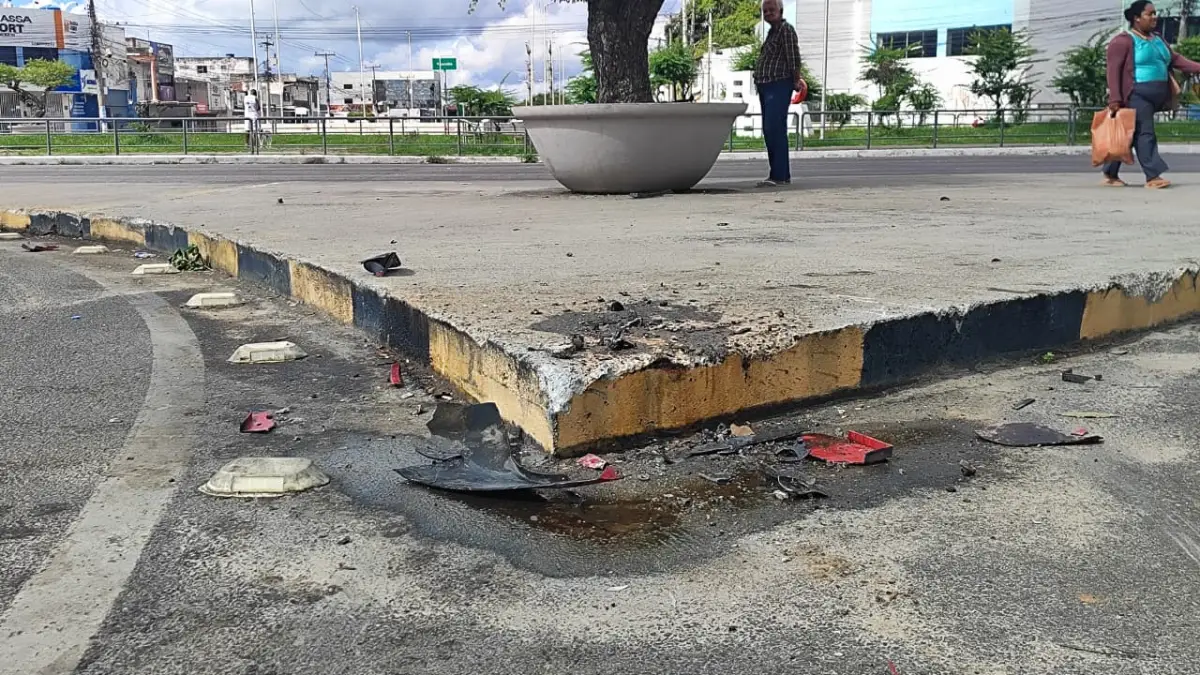 Motorista perde controle de carro e fica ferido após acidente na Avenida Maria Quitéria, em Feira de Santana