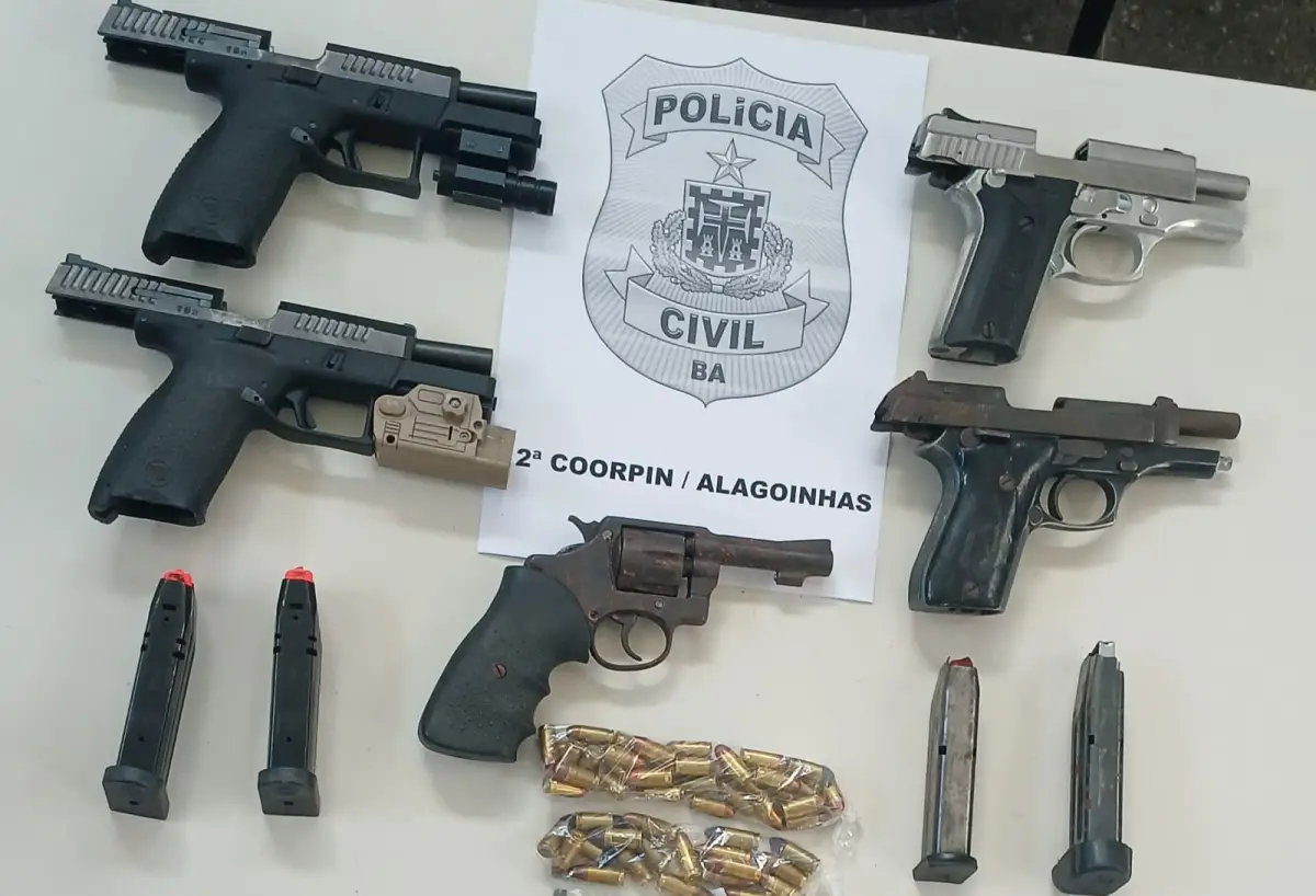 Polícia Civil apreende pistolas, revólver e munições em imóvel abandonado em Alagoinhas