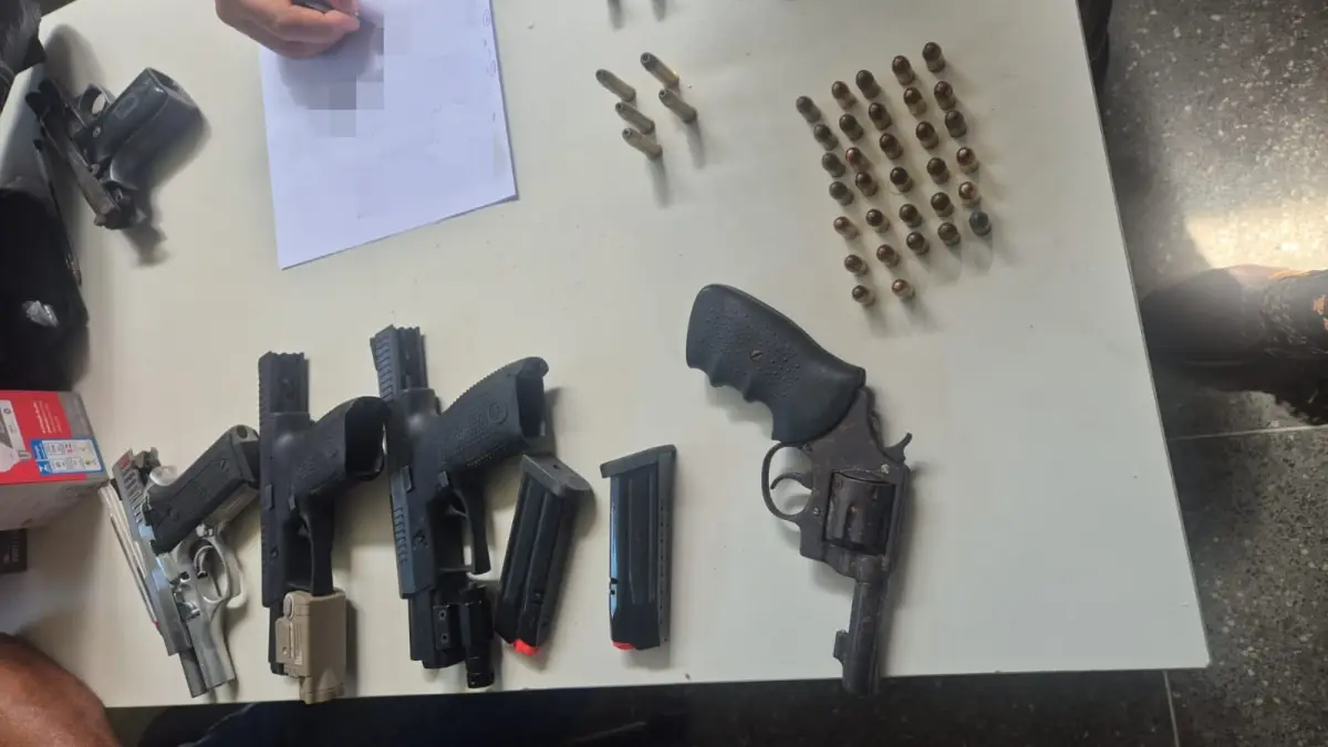 Polícia Civil apreende pistolas, revólver e munições em imóvel abandonado em Alagoinhas