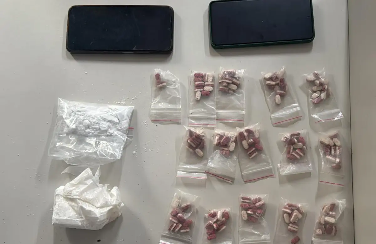 PM apreende drogas na Queimadinha e prende duas pessoas por tráfico na Mangabeira, em Feira de Santana