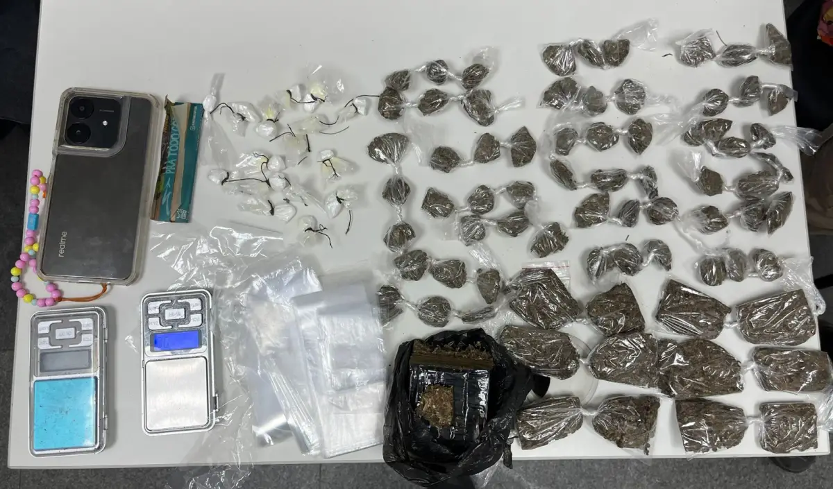 Mulher é flagrada com drogas no Campo do Gado Novo, em Feira de Santana