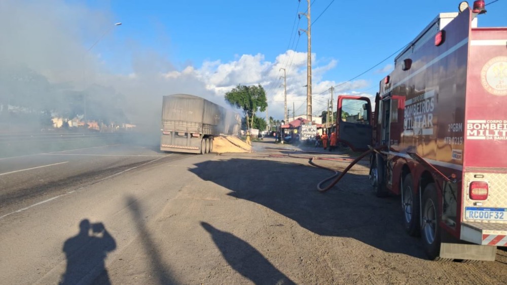 Caminhão pega fogo na BR-324 em Conceição do Jacuípe; pista foi interditada